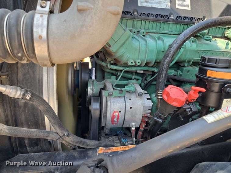 image for item EU3537 2019 Volvo VNL760 semi truck