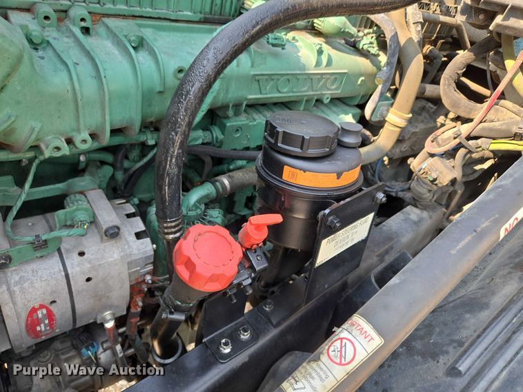 image for item EU3537 2019 Volvo VNL760 semi truck