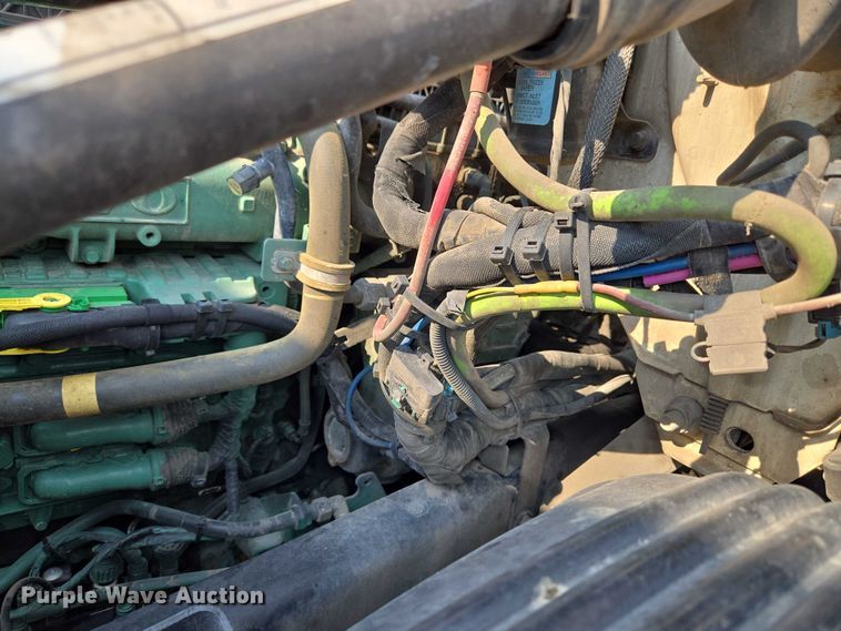 image for item EU3537 2019 Volvo VNL760 semi truck