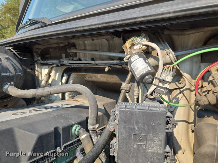 image for item EU3537 2019 Volvo VNL760 semi truck