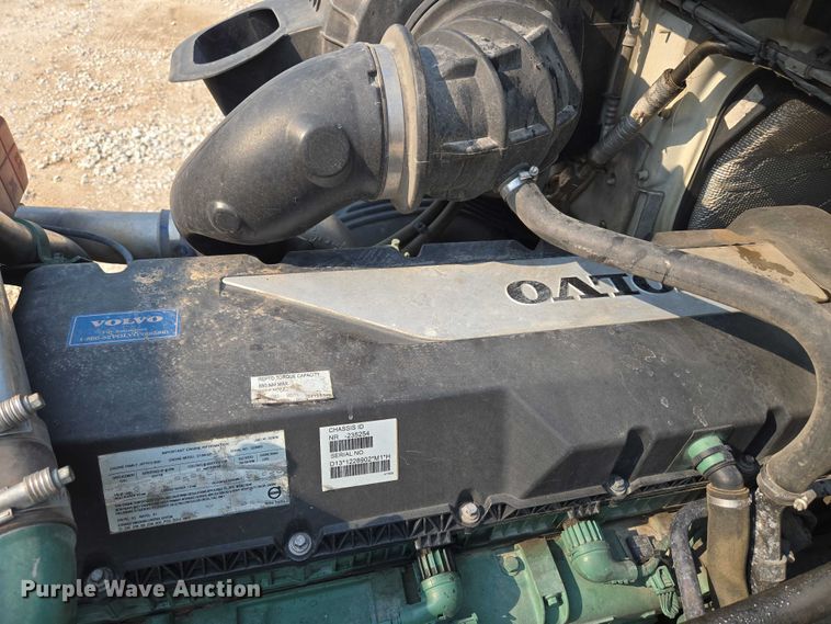 image for item EU3537 2019 Volvo VNL760 semi truck