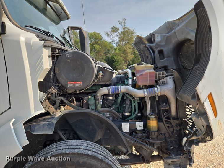 image for item EU3537 2019 Volvo VNL760 semi truck