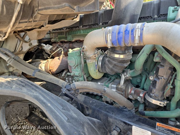 image for item EU3537 2019 Volvo VNL760 semi truck