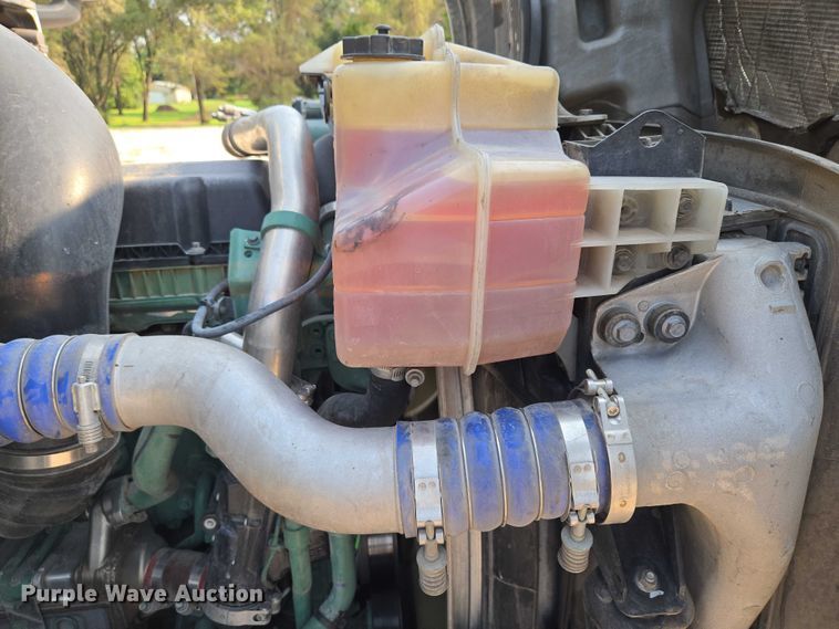 image for item EU3537 2019 Volvo VNL760 semi truck