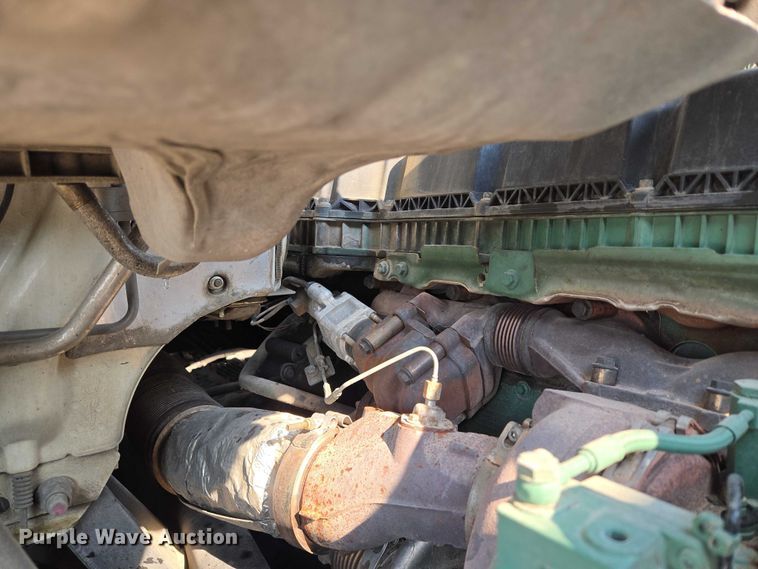 image for item EU3537 2019 Volvo VNL760 semi truck