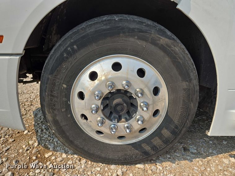 image for item EU3537 2019 Volvo VNL760 semi truck