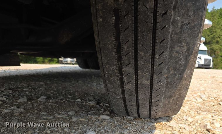 image for item EU3537 2019 Volvo VNL760 semi truck