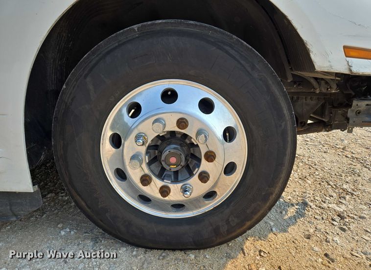 image for item EU3537 2019 Volvo VNL760 semi truck