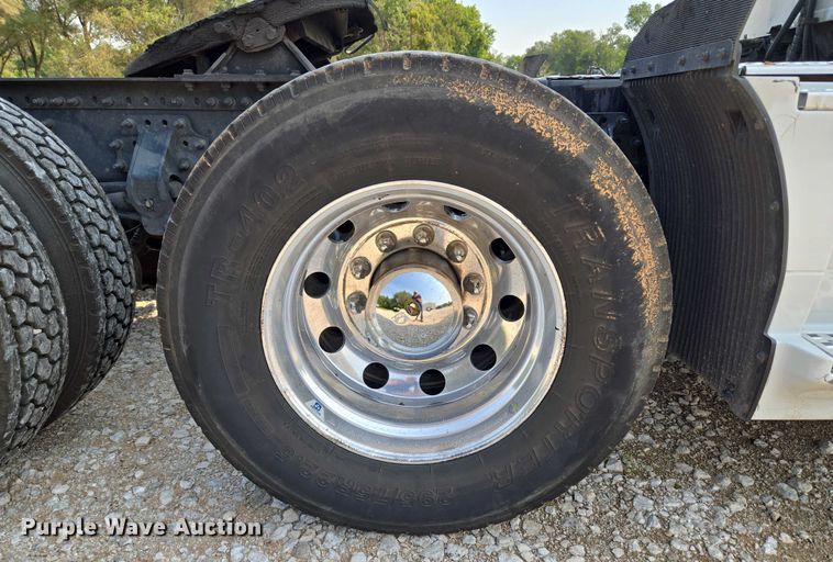 image for item EU3537 2019 Volvo VNL760 semi truck