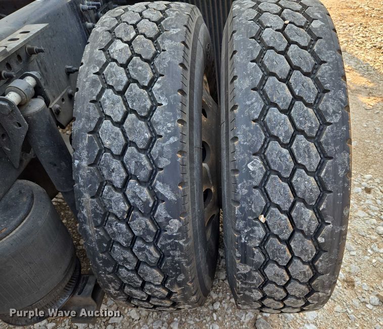 image for item EU3537 2019 Volvo VNL760 semi truck