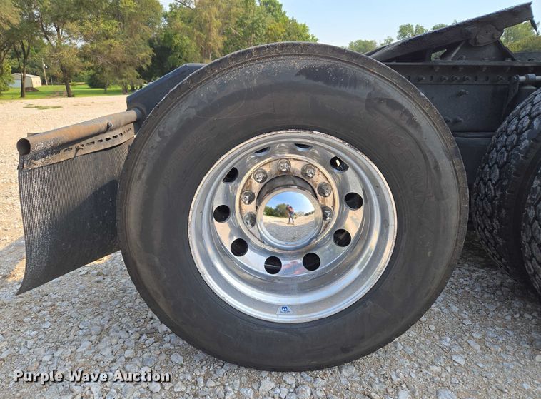 image for item EU3537 2019 Volvo VNL760 semi truck