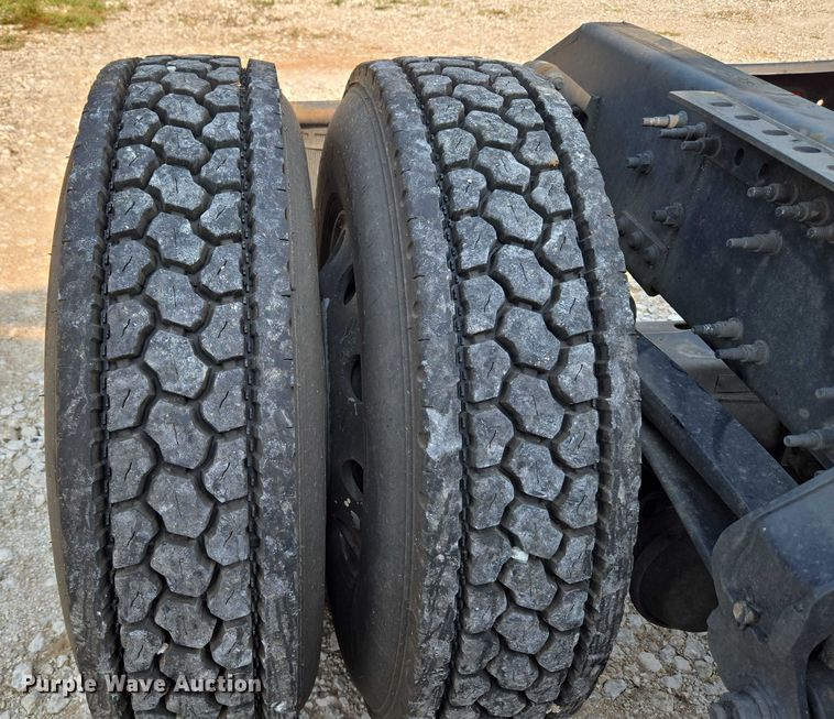 image for item EU3537 2019 Volvo VNL760 semi truck