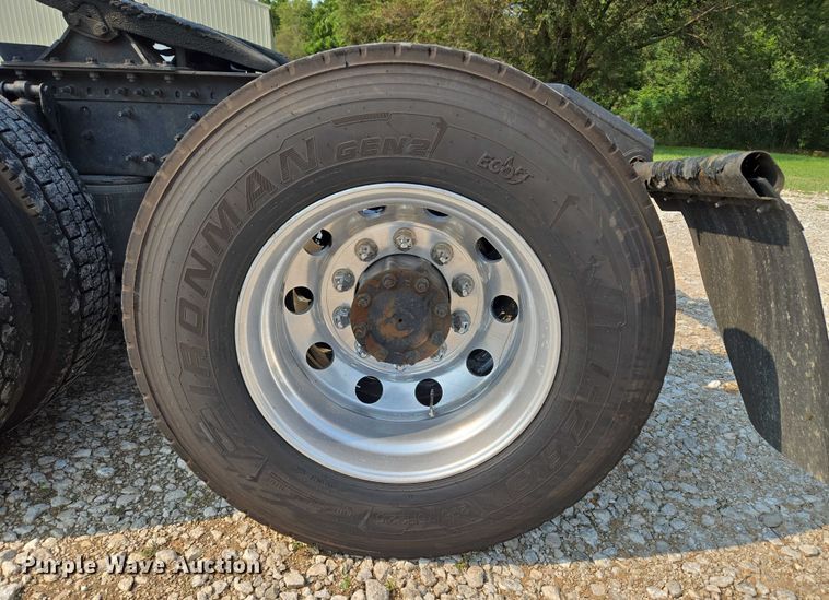 image for item EU3537 2019 Volvo VNL760 semi truck