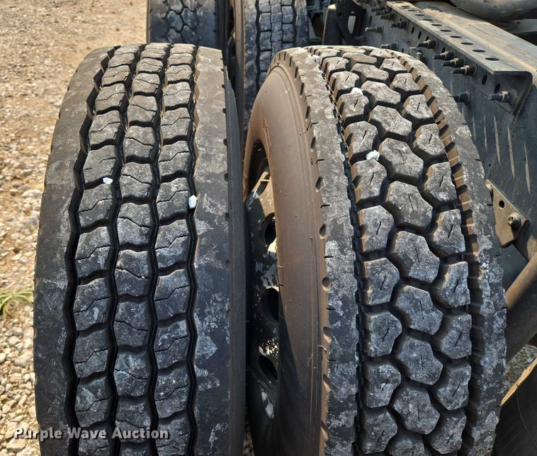 image for item EU3537 2019 Volvo VNL760 semi truck