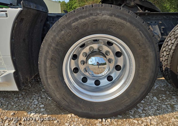 image for item EU3537 2019 Volvo VNL760 semi truck