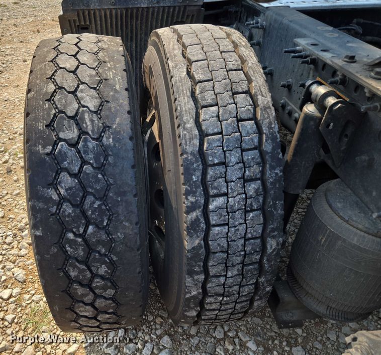 image for item EU3537 2019 Volvo VNL760 semi truck