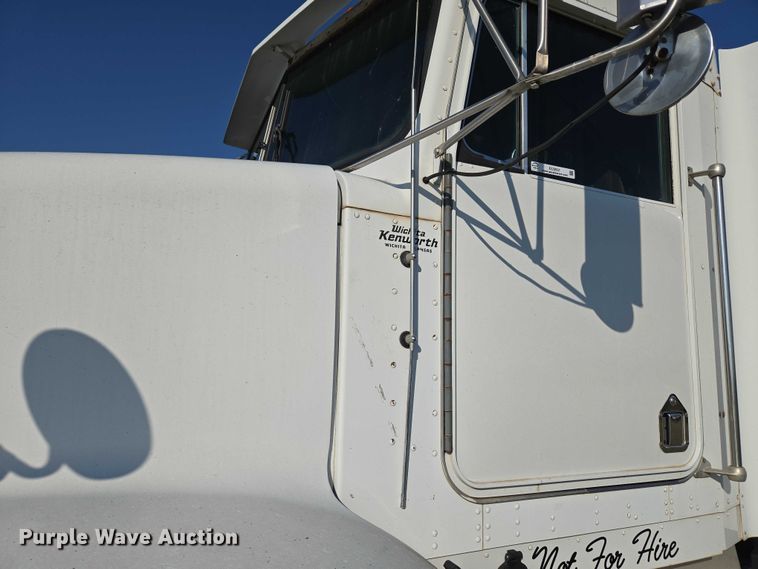 image for item EU3551 1989 Kenworth T40 semi truck