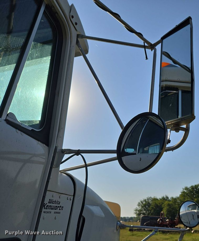 image for item EU3551 1989 Kenworth T40 semi truck