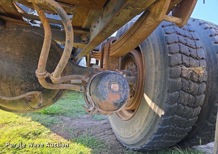 image for item EU3551 1989 Kenworth T40 semi truck