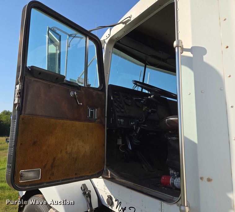 image for item EU3551 1989 Kenworth T40 semi truck