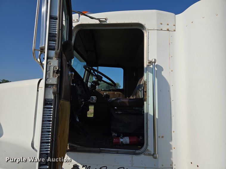 image for item EU3551 1989 Kenworth T40 semi truck