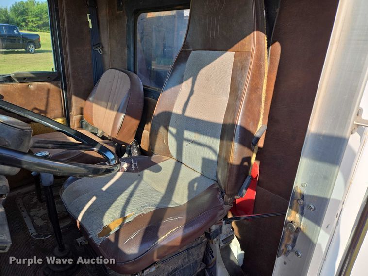 image for item EU3551 1989 Kenworth T40 semi truck