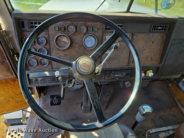 image for item EU3551 1989 Kenworth T40 semi truck