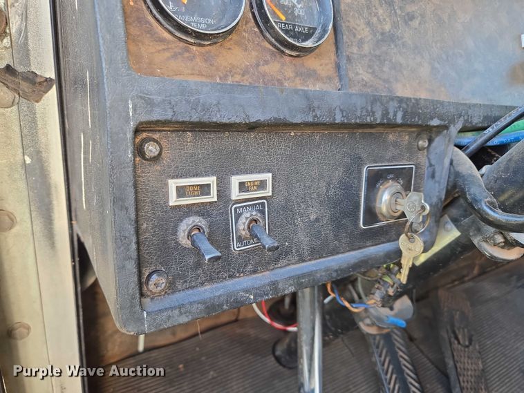 image for item EU3551 1989 Kenworth T40 semi truck