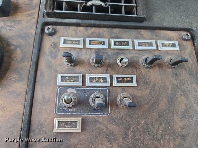 image for item EU3551 1989 Kenworth T40 semi truck