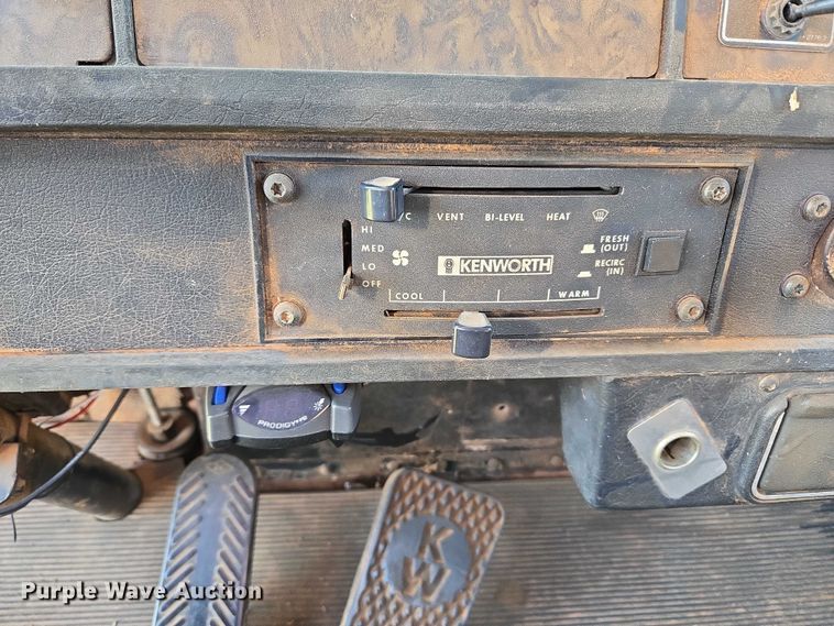 image for item EU3551 1989 Kenworth T40 semi truck