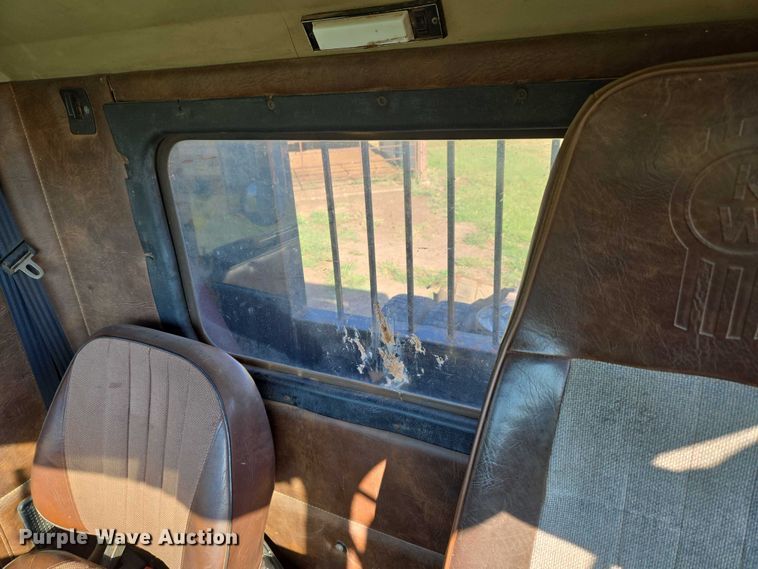 image for item EU3551 1989 Kenworth T40 semi truck