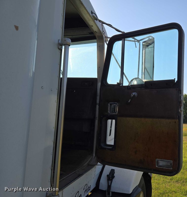 image for item EU3551 1989 Kenworth T40 semi truck