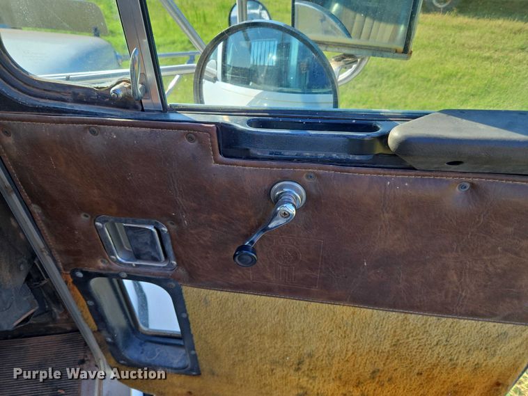 image for item EU3551 1989 Kenworth T40 semi truck