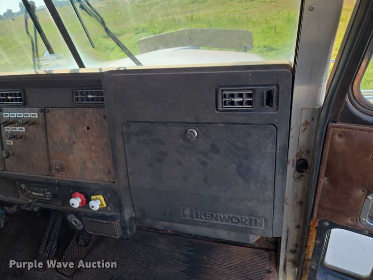 image for item EU3551 1989 Kenworth T40 semi truck