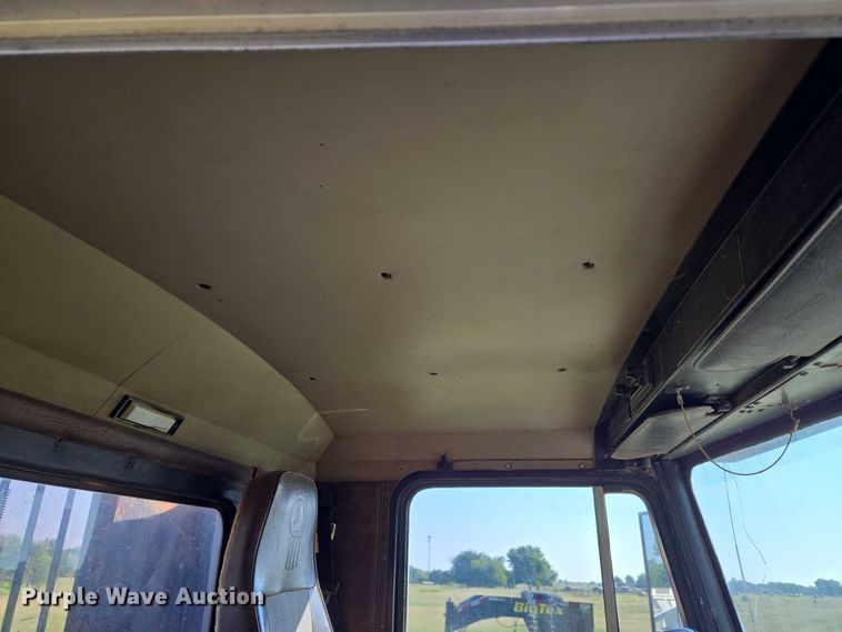 image for item EU3551 1989 Kenworth T40 semi truck