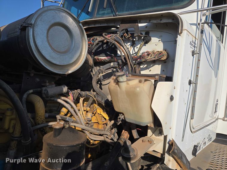 image for item EU3551 1989 Kenworth T40 semi truck