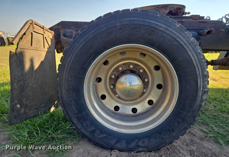 image for item EU3551 1989 Kenworth T40 semi truck