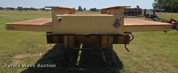 image for item EU3553 1981 Hyster drop deck equipment trailer
