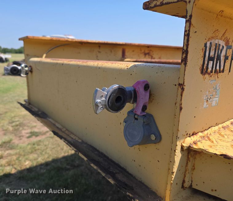 image for item EU3553 1981 Hyster drop deck equipment trailer