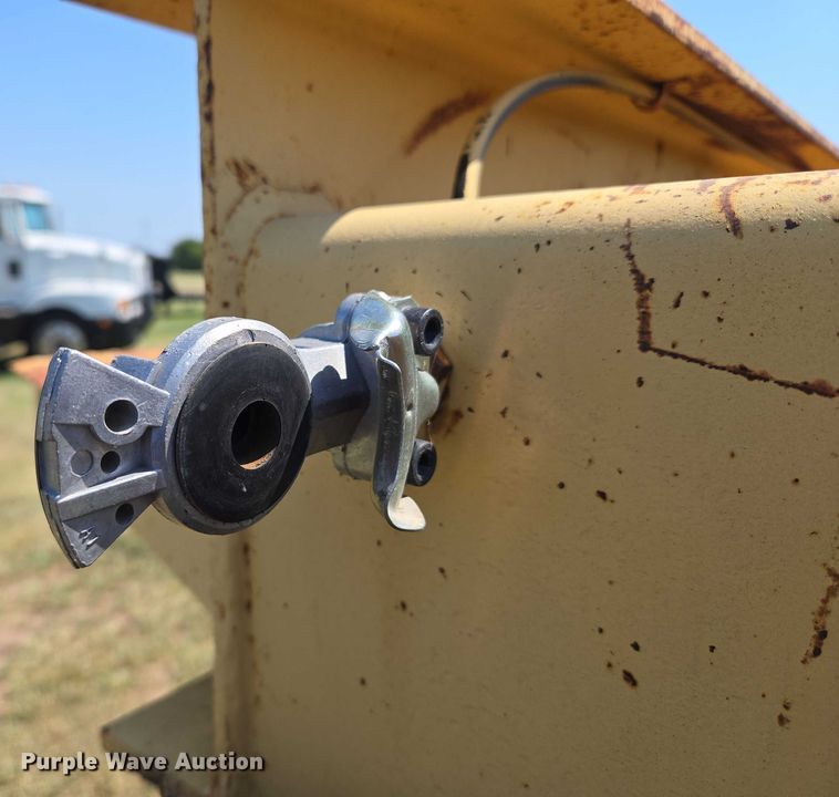 image for item EU3553 1981 Hyster drop deck equipment trailer