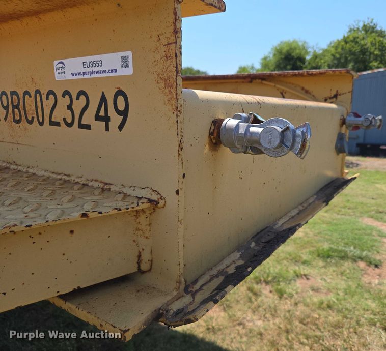 image for item EU3553 1981 Hyster drop deck equipment trailer