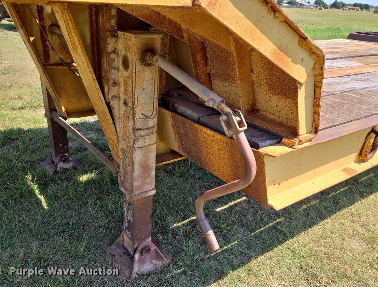 image for item EU3553 1981 Hyster drop deck equipment trailer