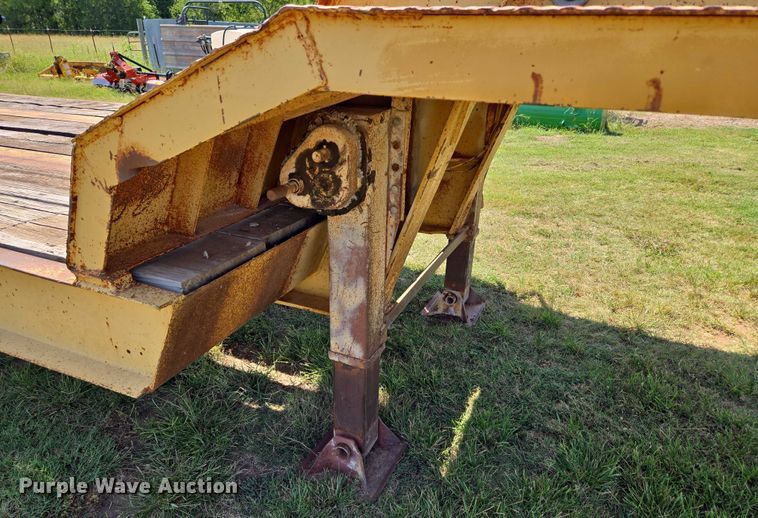 image for item EU3553 1981 Hyster drop deck equipment trailer