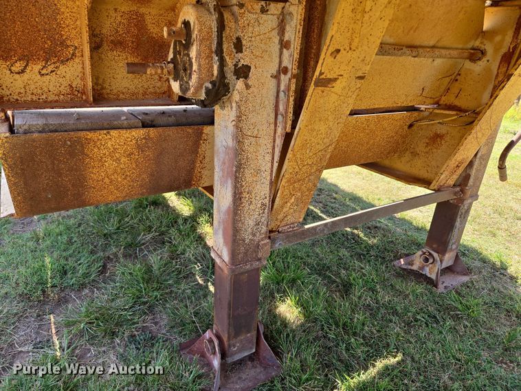 image for item EU3553 1981 Hyster drop deck equipment trailer