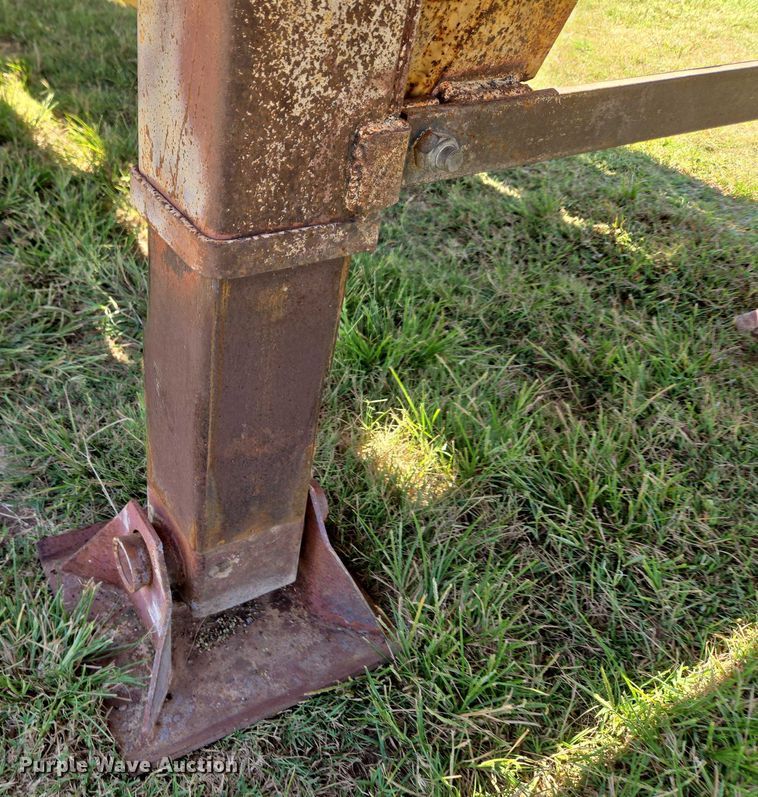 image for item EU3553 1981 Hyster drop deck equipment trailer