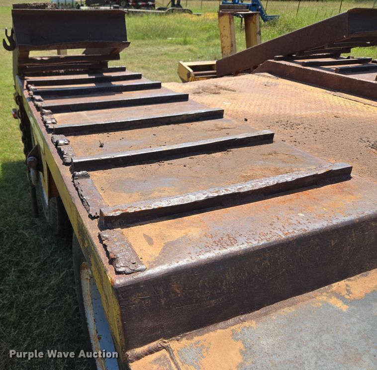 image for item EU3553 1981 Hyster drop deck equipment trailer