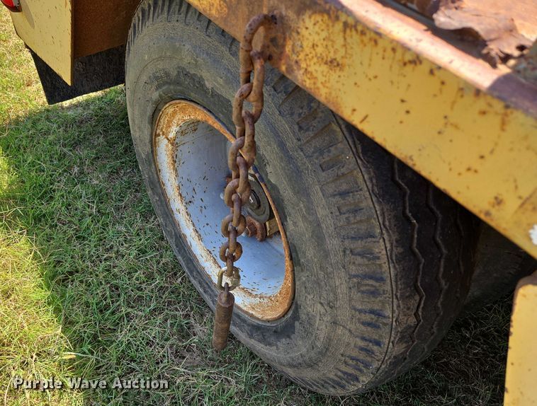 image for item EU3553 1981 Hyster drop deck equipment trailer