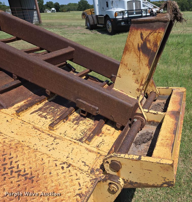 image for item EU3553 1981 Hyster drop deck equipment trailer