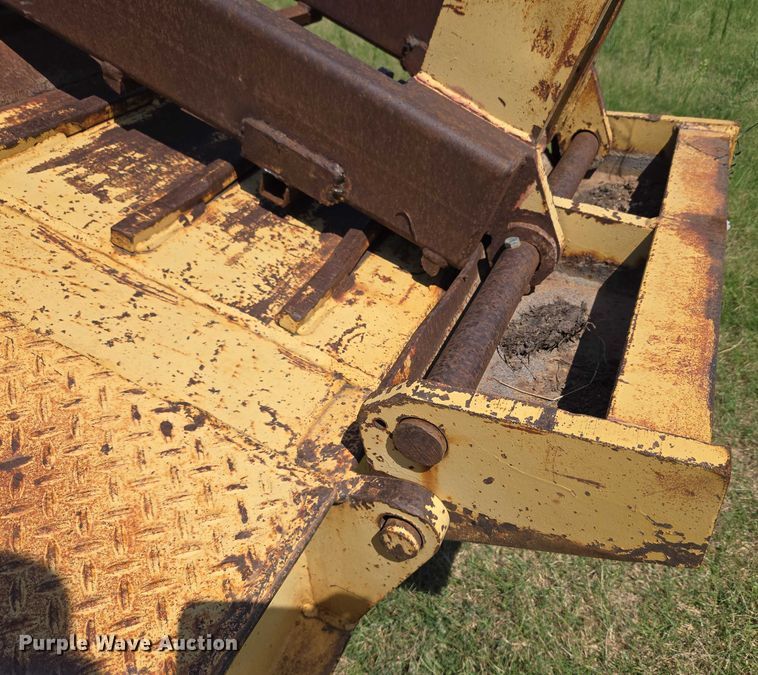 image for item EU3553 1981 Hyster drop deck equipment trailer