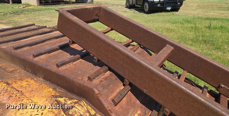 image for item EU3553 1981 Hyster drop deck equipment trailer